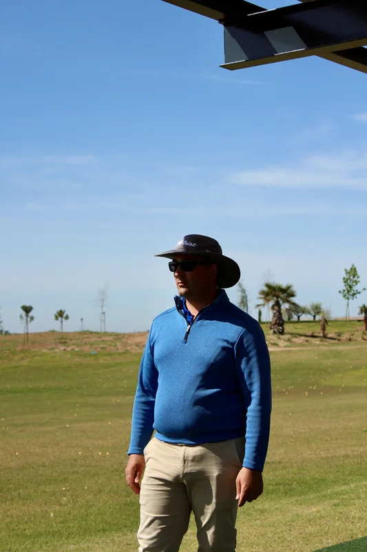 José Miguel Fernández, profesor de Golf86, en el campo de prácticas